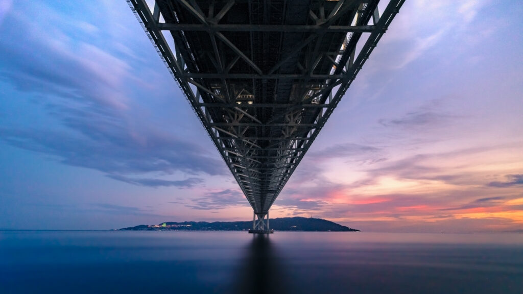 黄昏空の淡路島に掛かる明石海峡大橋