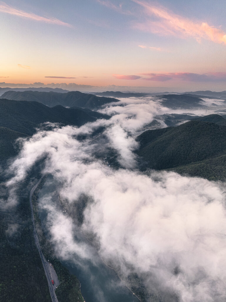 岡山県和気町、吉井川沿いに流れる雲海