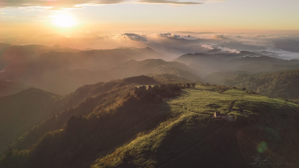 氷ノ山から臨む朝日（兵庫県）